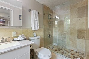 Shower, hair dryer, towels, soap - Studio apt near Wilton Manors, fenced yard with pool, puppy friendly. (Fort Lauderdale)