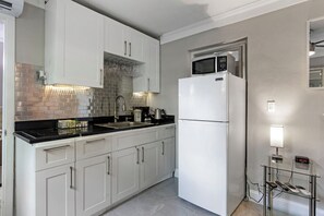 Refrigerador con congelador, microondas y parrilla de estufa 