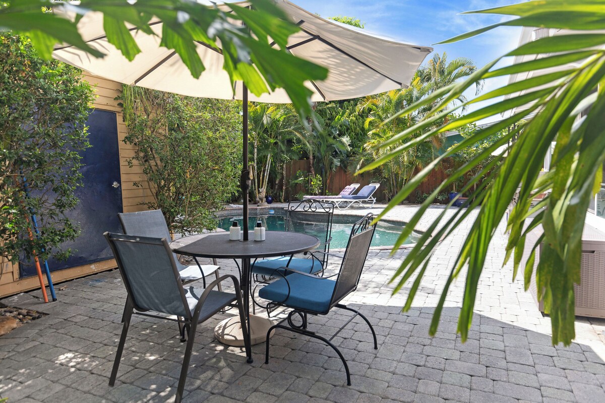 Studio apt near Wilton Manors, fenced yard with pool, puppy friendly.