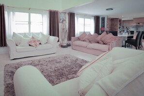 TV - private pool villa near by the beach (pattaya)