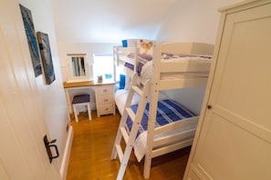 2 soverom, strykejern/-brett, reiseseng for barn og wi-fi (inkludert)