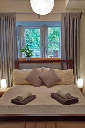 2 bedrooms, iron/ironing board, WiFi, bed sheets - Cosy cottage, Hebden Bridge centre, near Rail Station (Hebden Bridge)