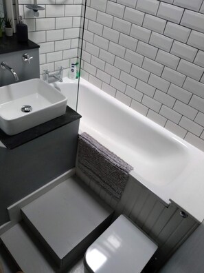 Combined shower/tub, hair dryer, towels, soap - Cosy cottage, Hebden Bridge centre, near Rail Station (Hebden Bridge)