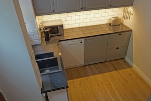 Kühlschrank, Mikrowelle, Ofen, Herdplatte