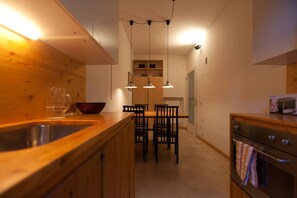 Fridge, microwave, oven, stovetop - "Malcanton Gaffaro, comfortable apartment in Dorsoduro, 2 max 4 pax" (Venezia)