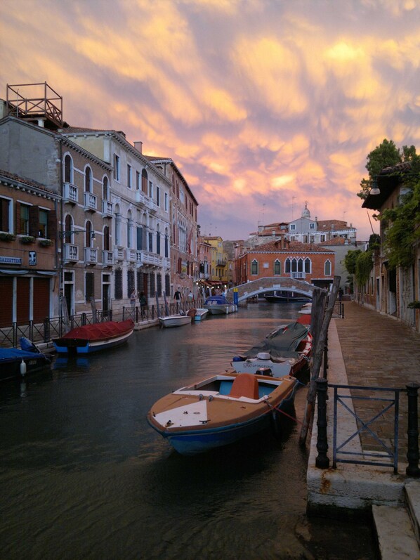 Unclassified image, 1 of 19, button - "Malcanton Gaffaro, comfortable apartment in Dorsoduro, 2 max 4 pax" (Venezia)