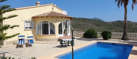 حمّام سباحة خارجي