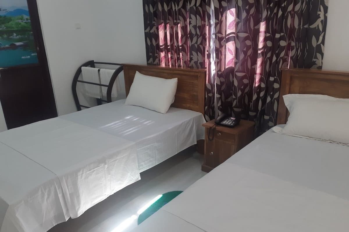Ropa de cama de alta calidad, escritorio y cortinas blackout