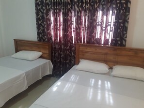 Roupas de cama premium, escrivaninha, cortinas blackout