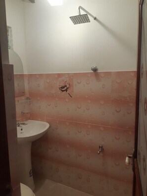 Shower, free toiletries, towels - Hope Residence (Anuradhapura)