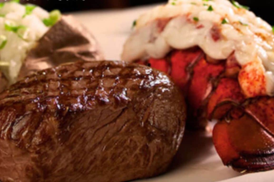 Un bistec con costra a la parrilla y una cola de langosta con salsa cremosa.