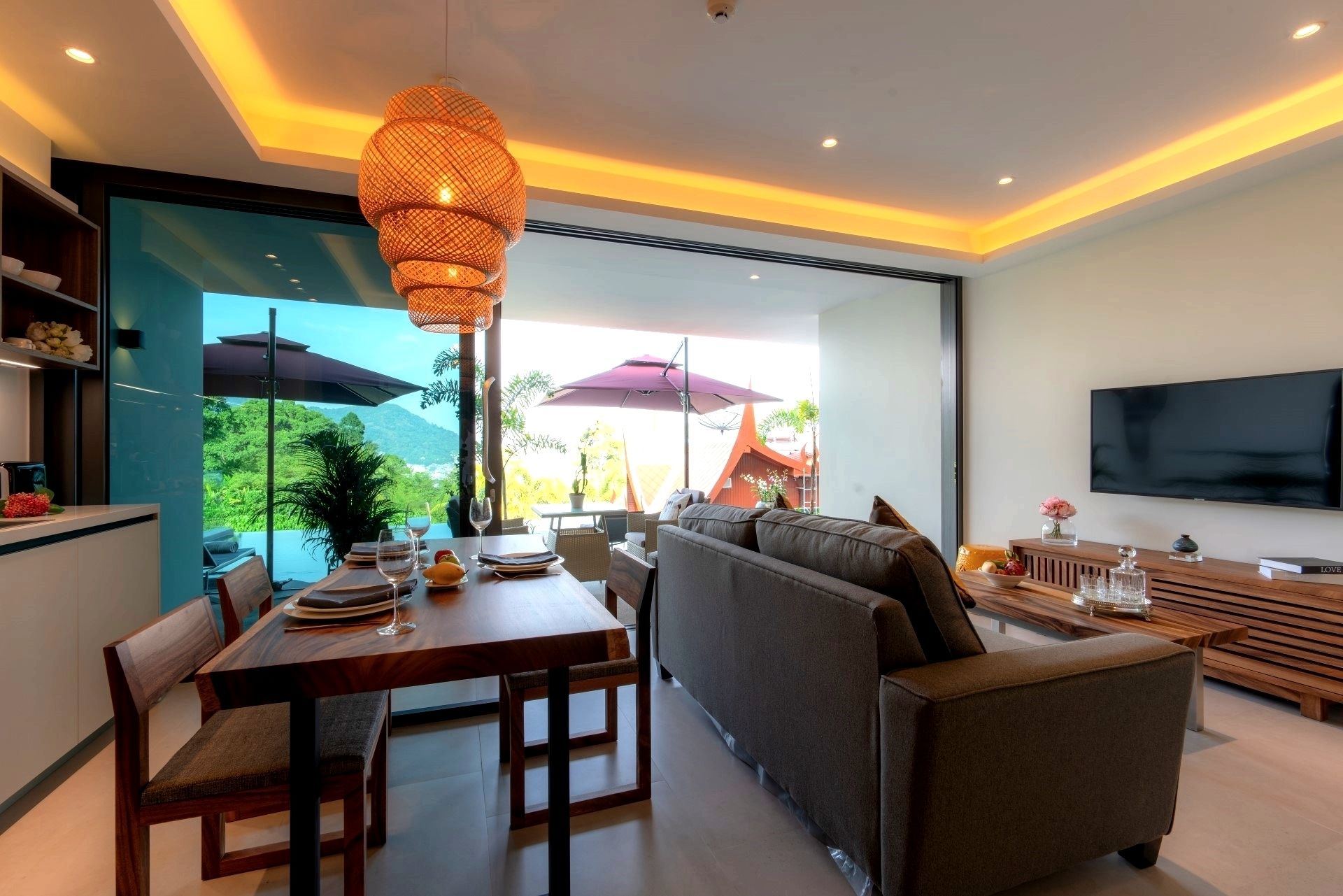 Deluxe Suite, Pool View | Living area