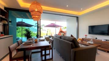 Deluxe-Suite, Poolblick | Wohnbereich | LED-Fernseher