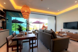 Deluxe Suite, Pool View | Living area