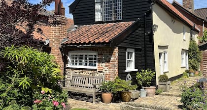 Charming 15th century cottage in elegant and historic Hingham