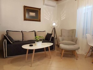 Smart TV - Blue Topaz Spa Cottage - Private Jacuzzi Retreat (Nafplio)