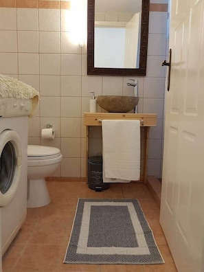 Shower, hair dryer, towels, soap - Blue Topaz Spa Cottage - Private Jacuzzi Retreat (Nafplio)