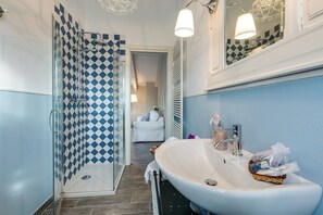 Shower, hair dryer, bidet, towels - Cascina Arcangelo Raffaele, Raffaele Apartment (Verduno CN)