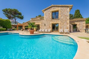 Una piscina al aire libre, una piscina climatizada