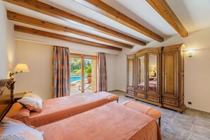 6 chambres, coffres-forts dans les chambres, fer et planche à repasser
