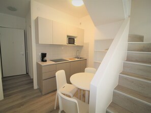 Réfrigérateur, micro-ondes, plaque de cuisson, cafetière/bouilloire