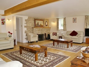 Living area - The Cotswold Manor Lodge, Exclusive Hot Tub, Games Barn, 70 acres of Parkland (Bampton)