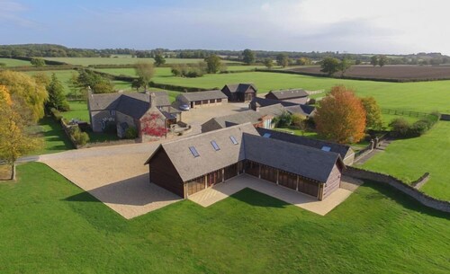 The Cotswold Manor Lodge, Exclusive Hot Tub, Games Barn, 70 acres of Parkland