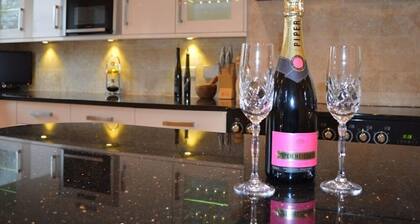 The Cotswold Manor Lodge, Exclusive Hot Tub, Games Barn, 70 acres of Parkland