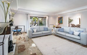 Una televisión, una chimenea, un reproductor de DVD, un futbolín