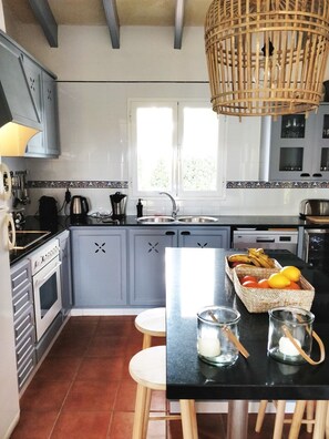 Køleskab, mikrobølgeovn, ovn, kogeplade