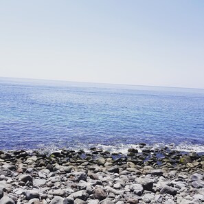 Playa en los alrededores y camastros 