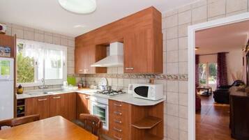 Een koelkast, een magnetron, een oven, een vaatwasser