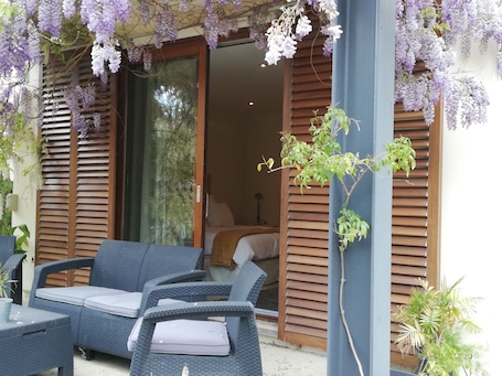Terrace/patio. Villa Jardines Pool-10 Minutes Seville Center-Free Wifi-Air Conditioning