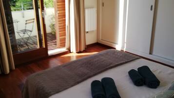 Un dormitorio con cama, ventana y vistas al exterior.