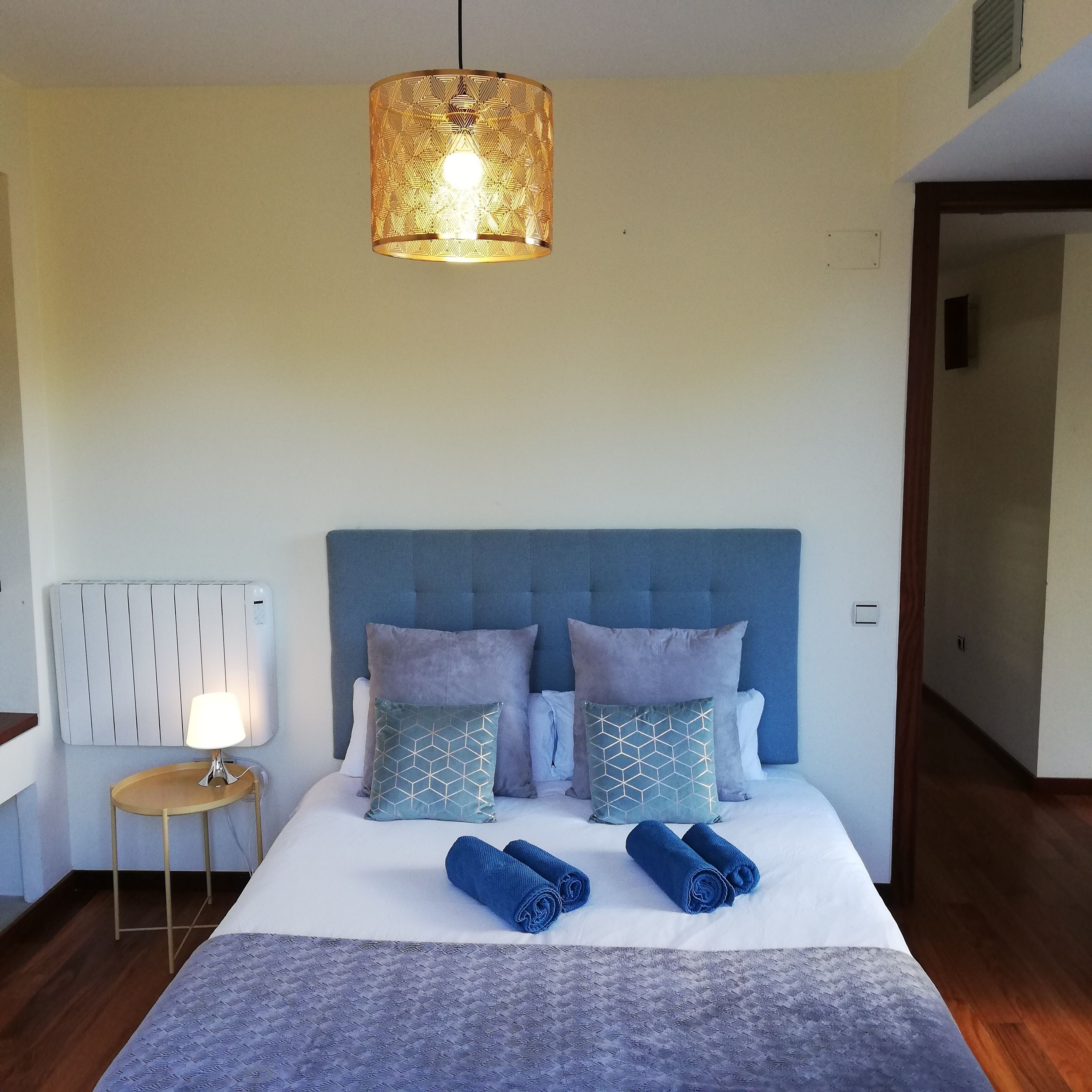 6 chambres, bureau, chambres insonorisées, fer et planche à repasser