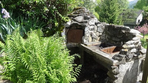 Ravissante maison avec beau jardin, proche centre ville. Pas de Linky + filtre.