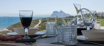 Gloednieuw appartement met uitzicht op zee, golf en Gibraltar