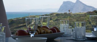 Appartement neuf vue mer, golf et Gibraltar