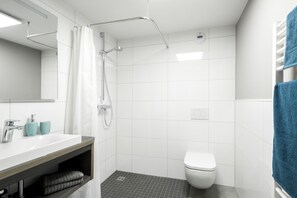 Studio Suite | Bathroom | Shower, free toiletries, towels