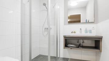 Classic Studio | Bathroom | Shower, free toiletries, towels