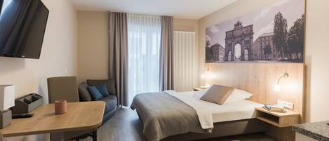 Classic Studio | Desk, blackout drapes, soundproofing, free WiFi