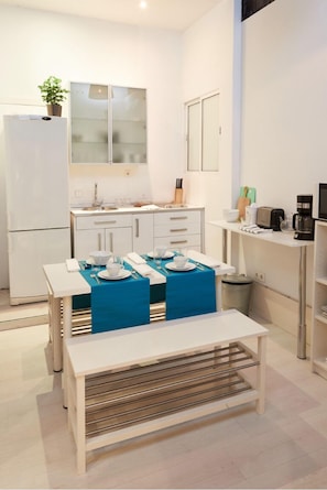 Micro-ondes, cafetière/bouilloire