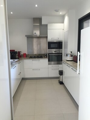 Frigorífico, microondas, horno y placa de cocina