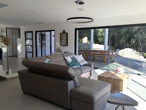 Smart TV, lareira, pebolim, livros