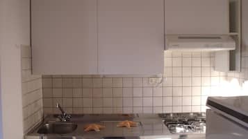 Refrigerador, horno, parrilla de estufa y cafetera y tetera