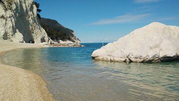 Una spiaggia nelle vicinanze