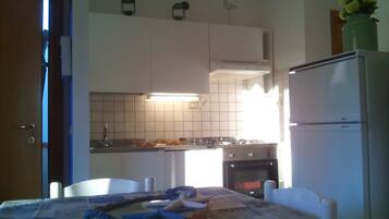 Refrigerador, horno, placa de cocina, cafetera/tetera