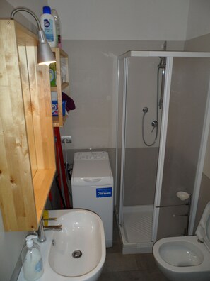 Haartrockner, Handtücher, Seife, Toilettenpapier