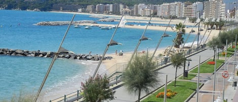 Una spiaggia nelle vicinanze