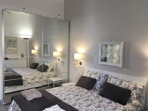 1 makuuhuone, tallelokero huoneessa, työpöytä, äänieristys